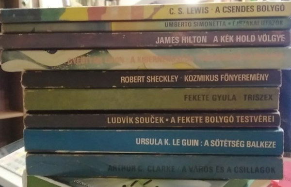 C. S. Lewis, Umberto Simonetta, James Hilton, Gyertyán Ervin, R. Sheckley, Fekete Gyula, Ludvík Soucek, Ursula K. Le Guin, A. C. Clarke - 9 db-os KÖNYVMENTŐ AJÁNLAT, fantasztikus és sci-fi: A város és a csillagok+ A sötétség balkeze+ A fekete bolygó testvérei+ Triszex+ Kozmikus főnyeremény+ A Kiberneroszok tündöklése és bukása+ A Kék Hold völgye+ Éjszakai utazók+