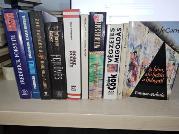 Frederick Forsyth, Patricia Cornwell, Nancy Farmer, Parker T. Jefferson, Gary Shteyngart, Agatha Christie, Wilbur Smith, Robin Cook, John le Carr - 10db krimi, KNYVMENT AJNLAT: Ikon+ Klns kegyetlensggel+ A skorpi hz+ Fejlvs+ Orosz rulett+ Nylt krtykkal+ Afrika szarva+ Vgzetes megolds+ Vgtelen jszaka+ A km, aki bejtt a hidegrl