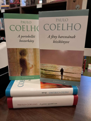 Paulo Coelho - 4 db-os Paulo Coelho K�NYVMENT� AJ�NLAT: A f�ny harcos�nak k�zik�nyve, Brida, A portobell�i boszork�ny, A gy�ztes egyed�l van