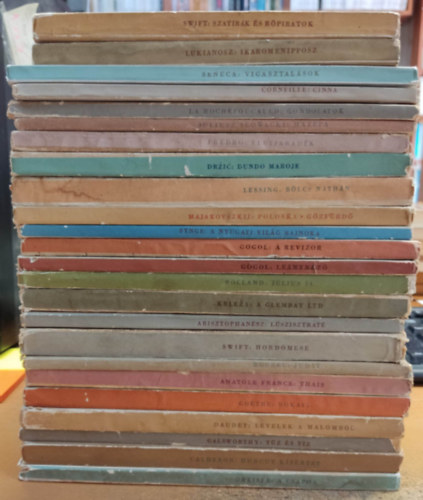 Új Magyar Könyvkiadó - 24 db Világirodalmi Kiskönyvtár (címek a termékleírásban, saját fotó)