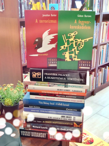 Erich von D�niken, John Lukacs, Keith Robbins, Uwe Topper, Frantisek Palacky, Jonathan Barker, Gideon Burrows, Yossef Bodansky, Richard Lourie, Hern�di Tibor, Hamersveld-Klinkhamer, Izs�k Lajos (sz - K�NYVMENT� AJ�NLAT, 15 DB. Vil�gt�rt�nelem. A terrorizmus+ A fegyverkereskedelem+ A huszitizmus t�rt�nete+ S�t�t k�korszak+ A globaliz�ci�+ T�rt�nelem IV. 1944-1990+ K�ny�rtelen messianizmus+ A t�rt�nelem nagy perei+ A felh�k kato