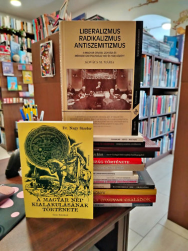Dr. Nagy S�ndor, N�v� B�la, Szalay Gyula, Kov�cs M. M�ria, D�vid J�nos, Gesk� S�ndor, Schiffer P�l, Nagy �kos, Szent-Gy�rgyi Imre, Bartha Eszter, Szalai Erzs�bet, B�n� Attila, Gomb�r - K�NYVMENT� AJ�NLAT, 15 DB. Magyar t�rt�nelem. Liberalizmus, radikalizmus, antiszemitizmus+ A magyar n�p kialakul�s�nak t�rt�nete+ Forradalom- Sort�z- Megtorl�s+ M�ltunk, ha szembej�n+ A kor halad, de a v�r marad+ Dr�tok �s faktornyok