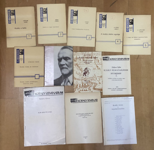 N�dasdy K�lm�n, Ittz�s Mih�ly, G�bor Lilla, Straky Tibor, dr. Ujfalussy J�zsef, Vit�nyi Iv�n, B�nis Ferenc, Vargyas Lajos - Kod�ly Zolt�n f�zetcsomag - 10 db + 2 db angol nyelv� - �lni seg�t� zene, Moln�r Anna, Kod�ly Zolt�n a k�pz�m�v�szetben, Zolt�n Kod�ly eighty years old, A m�lt csak p�lda legyen,  Kod�ly pedag�gi�j�nak nyom�ban II., folytat�s