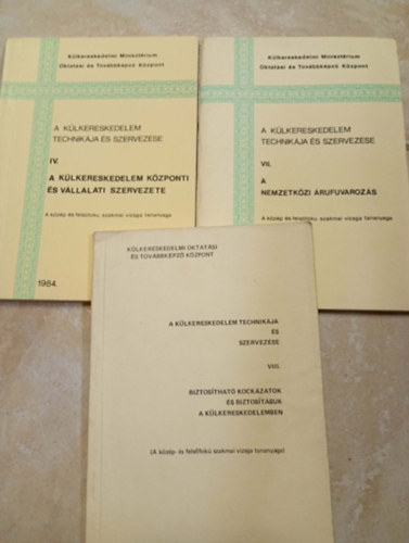 Somogyiné Dr. Hegyi Anna (szerk.), Turóczi Ágoston, Dr. Sipos Zoltán, Dériné Dr. Törzsök Éva - 3 db tankönyv A külkereskedelem technikája és szervezése tárgyhoz - IV. (A külkereskedelem központi és vállalati szervezete),VII. (Nemzetközi árufuvarozás), VIII. (Biztosítható kockázatok és biztosításuk a külkereskedelemben)