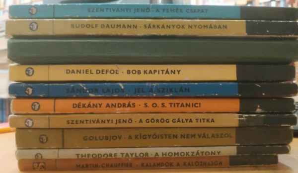 Simone Martin-Chauffier, Theodore Taylor, Szentiv�nyi Jen�, D�k�ny Andr�s, Daniel Dafoe, S�ndor Lajos, Rudolf Daumann, Gleb Golubjov, R. L. Stevenson - Seb�k Imre - 10 db Delfin reg�ny: A feh�r csapat; A g�r�g g�lya titka; A homokz�tony; A kincses sziget; A k�gy�isten nem v�laszol; Bob kapit�ny; Jel a szikl�n; Kalandok a kal�zhaj�n; S�rk�nyok nyom�ban; S. O. S. Titanic!