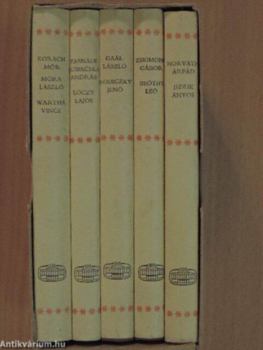 Horváth-Zsigmond-Gaál-Korach-Móra-Tasnádi Kubacska - A múlt magyar tudósai I-V. (Jedlik Ányos - Beöthy Leó - Rodiczky Jenő - Wartha Vince - Lóczy Lajos) - Védődobozban. A tudósok fekete-fehér arcképeivel illusztrálva.