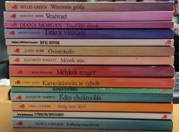 Helen Conrad, Nancy Carlson, Marianne Shock, Billie Green, ...s mg sokan msok - 14 db Vrs rzsa regny: A sebessg megszllottja; A tvolsg vonzsban; Amg nem ks; des elszmols; Gyengd rapszdia; Karnyjtsnyira az gbolt; Mlykk tenger; Mrtk utn; vintzkeds; Rpke gynyr; Titkos