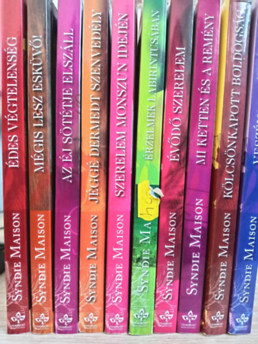 Syndie Maison - (10db) Syndie Maison Romantikus könyvcsomag: Veszélyes játék / Kölcsönkapott boldogság / Mi ketten és a remény / Évődő szerelem / Érzelmek labirintusában / Szerelem monszun idején / Jéggé dermedt szenvedély / Az éj sötétje elszá