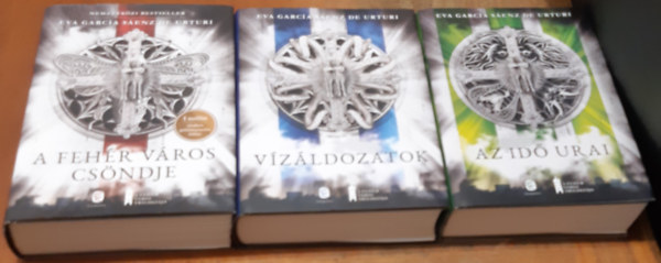 Eva García Sáenz de Urturi - Az idő urai + Vízáldozatok + A fehér város csöndje ( A fehér város trilógia )