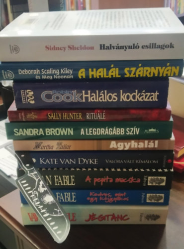 Vavyan Fable, Sidney Sheldon, Robin Cook - 10 db-os KNYVMENT AJNLAT, krimi: Jgtnc+Kedves, mint egy kjgyilkos+A pepita macska+Valra vlt rmlom+Agyhall+A legdrgbb szv+Ritul+Hallos kockzat+A hall szrnyn+Halvnyul csillagok