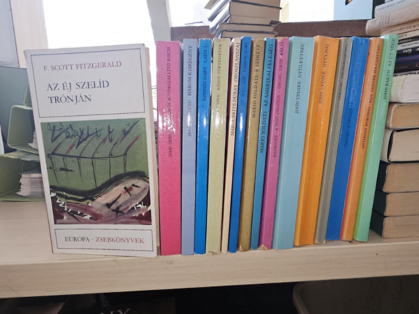 KÖNYVMENTŐ AJÁNLAT, Francis Scott Fitzgerald, John Cheever, Jean Cocteau, Romain Gary (Émile Ajar), Karel Capek, Marguerite Duras, Mario Soldati, Raymond Radiguet, John Updike, Vercors, Anthony Bu - 16db Európa Zsebkönyv: Az éj szelíd trónján+ A vörös bútorszállító kocsi+ Három kisregény (Cocteau)+ Lady L.+ Kínos történetek+ Oroszlánszáj+ Emberi sors+ A színész+ Az amerikai feleség+ A test ördöge- Orgel gróf bálja+ Nyú