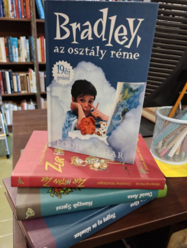 Fehr Klra, Dniel Anna, Christine Nstlinger, Louis Sachar - Ifjsgi knyvcsomag 4 darabos KNYVMENT AJNLAT: Bezzeg az n idmben, Hinyzik Szecs, Zr htn zr, Bradley, az osztly rme