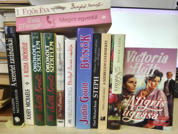Colleen  McCullough, Kasey Michaels, Judith Krantz, Jean-Pierre Montcassen, Helen Fielding, Judith Gould, Paul Michael Bush, Ursula Tamussino, Lily Prior, Victoria Holt, Fejs va, Sheila O'Flanagan - 12db-os KNYVMENT AJNLAT, romantika: A szeretet zarndokai+ A rzsa rksge+ rklt szerelem I-II.+ Az egyiptomi kjn+ Bridget Jones naplja+ Bnk+ Steph+ A szerelem gyermekei+ Nektr+ A tigris ugrsa+ Bangkok tranzit+ Megint