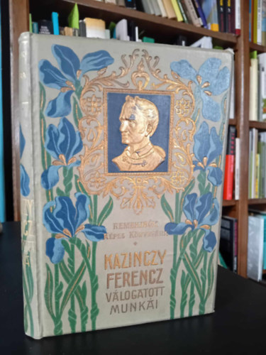 Szerző Kazinczy Ferencz Szerkesztő Radó Antal Grafikus Telegdy László Bacsa András Gergely Imre Udvary Géza Juszkó Béla Löschinger Hugó - Kazinczy Ferenc válogatott munkái - Aranyozott, színezett kiadói egész vászonkötés, Fekete-fehér illusztrációkkal, reprodukciókkal. Saját képpel