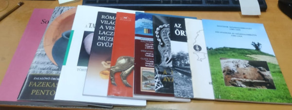10 db Régészet: Régészeti kutatások Tolna megyébe; Kincsek határok nélkül: Kiállításvezető; Ásatások Százhalombattán 1989-1995; Aranykincsek 100 (1899-1999); Római kori világítóeszközök a Veszprémi Laczkó Dezső múzeum gyűj