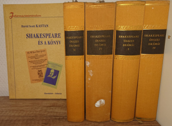 William Shakespeare - William Shakespeare sszes drmi (I-IV.) egy kivl rla szll ajndktettel - Shakespeare s a knyv