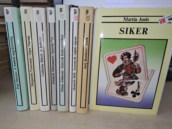 Paul Theroux, Marguarite Yourcenar, Catherine Rihoit, Friedrich D�rrenmatt, Diane Johnson, Heinrich B�ll, Jurij Bondarev, Martin Amis - 8db Vil�gk�nyvt�r, K�NYVMENT� AJ�NLAT: A londoni nagyk�vets�g+ Opus Nigrum+ A kedvenc+ Igazs�g-�gy+ �larcok k�nyszer�ben+ Asszonyok rajnai t�jban+ J�t�k+ Siker