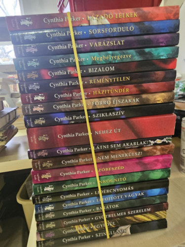 Cynthia Parker - 20db Cynthia Parker, K�NYVMENT� AJ�NLAT: L�zad� lelkek, Sorsfordul�, Var�zslat, Megb�lyegezve, Bizalom, Rem�nytelen, H�zit�nd�r, Forr� �jszak�k, Sziklasz�v, Neh�z �t, L�tni sem akarlak, Nem menek�lsz, Sz�besz�d, Inkogn�t�, Lid