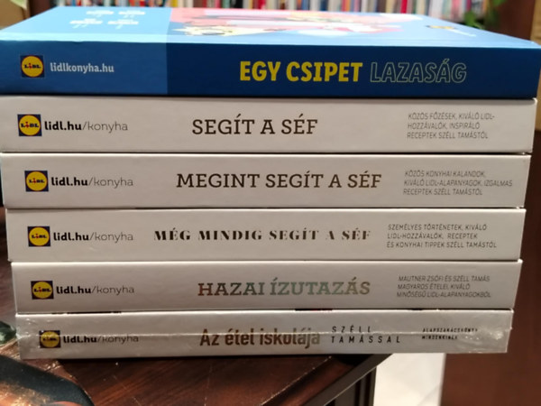 Mizsei Jani �s Kapunics Gr�ti Sz�ll Tam�s Sz�ll Tam�s Sz�ll Tam�s Mautner Zs�fi �s Sz�ll Tam�s Sz�ll Tam�s - K�NYVMENT� AJ�NLAT, 6 DB. LIDL KONYHA - Egy csipet lazas�g, Seg�t a s�f, Megint seg�t a s�f, M�g mindig seg�t a s�f, Hazai �zutaz�s, Az �tel iskol�ja