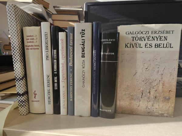 Galg�czi Erzs�bet, Kodol�nyi J�nos, Reg�s Istv�n Attila, G. Hajn�czy R�zsa, Karinthy Ferenc, J�kai Anna, Szerb Antal, Herczeg Ferenc, Tandori Dezs� - 10db reg�ny, K�NYVMENT� AJ�NLAT: T�rv�nyen k�v�l �s bel�l+ �n vagyok+ Homo Sapiens+ Beng�li t�z+ Budapesti tavasz+ Szeretteink, szerelmeink+ A Pendragon-legenda+ Pro libertate!+ Meghalni k�s�, �lni t�l kor�n+ 135 lehetetlen t�rt�n