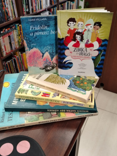 Richard Scarry, Schmidt Egon, Varley, Carol- Miles, Lisa, Szunyogh Szabolcs, Hans Fallada, D. T�th Kriszta - K�NYVMENT� AJ�NLAT 6 DB. Gyerekk�nyvek. Tesz-Vesz sz�t�r /magyar-angol-n�met/, Minden napra egy k�rd�s, F�ldrajzi kisenciklop�dia, Bibliai mes�k, Fridolin, a pimasz borz, Zinka �s Hug� - A rejt�lyes �zenet