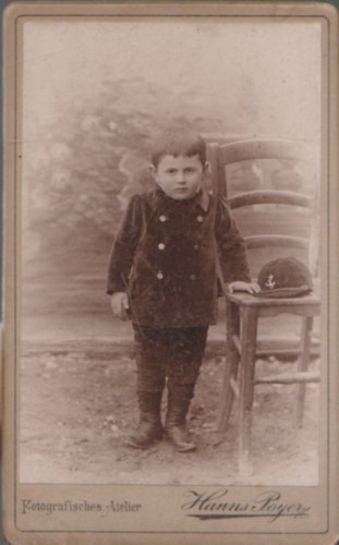 Hanns Poyer: Kisfi szkkel (6,5x10,5 cm) (vizitkrtya)