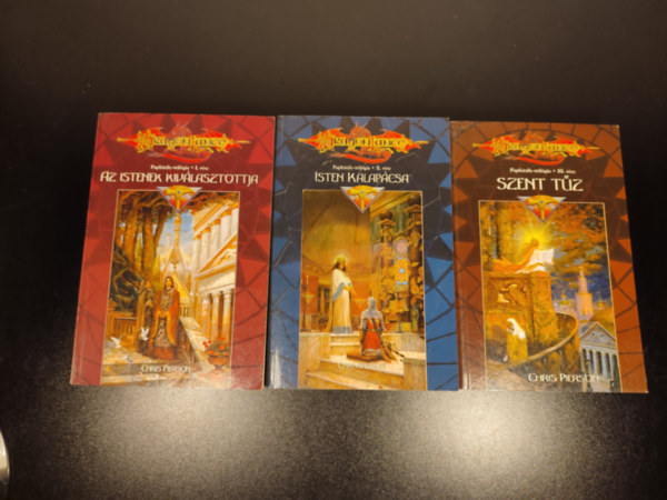 Chris Pierson - Papkir�ly-tril�gia 1-3. (Az istenek kiv�lasztottja + Isten kalap�csa + Szent t�z) / DragonLance