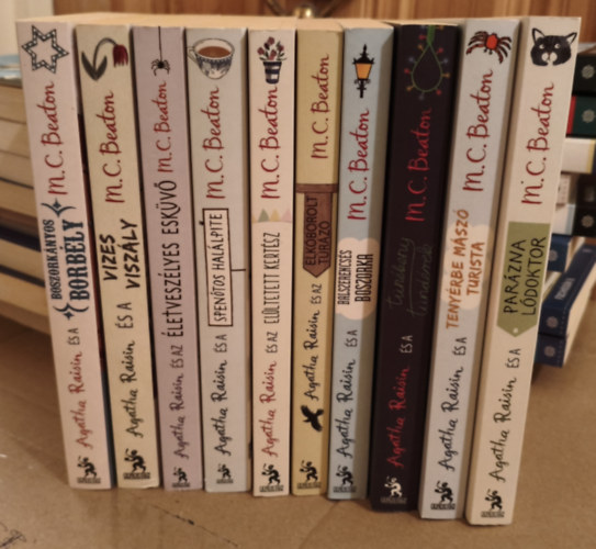 M. C. Beaton - Agatha Raisin sorozat 1-10. (Agatha Raisin �s a spen�tos hal�lpite, a par�zna l�doktor, az el�ltetett kert�sz, az elk�borolt t�r�z�, az �letvesz�lyes esk�v�, a teny�rbe m�sz� turista, a vizes visz�ly, a boszork�nyos borb�ly, a ba