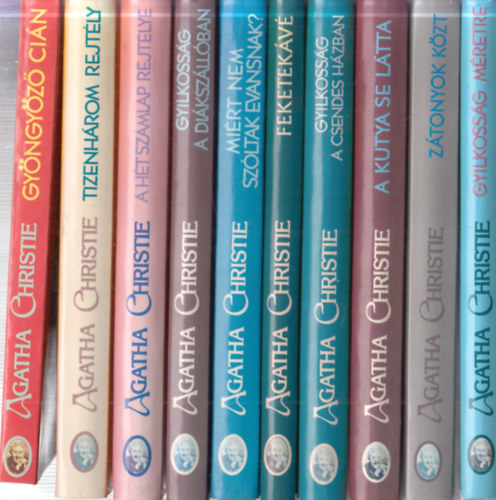 Agatha Christie - 10 db. Agatha Christie krimi: Gyöngyöző cián + Tizenhárom rejtély + A hét számlap rejtélye + Gyilkosság a diákszállóban + Miért nem szóltak Evansnak? + Feketekávé + Gyilkosság a csendes házban + A kutya se látta + Zátonyok közt