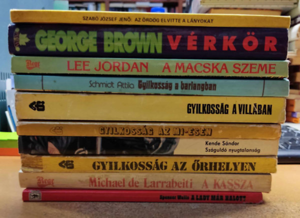George Brown, Kende Sndor, Lee Jordan, Szab Lszl, ...s mg sokan msok - 10 db krimi: A kassza; A Lady mr halott; A macska szeme; Az rdg elvitte a lnyokat; Gyilkossg a barlangban; Gyilkossg a villban; Gyilkossg az M1-esen; Gyilkossg az rhelyen; Szguld nyugtalansg; Vrkr