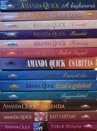 Amanda Quick - 13 db Amanda Quick romantikus k�nyv (A bajkever�, A gonosz �zvegy, A szeret�, Becs�let, Botr�ny, Bukott angyal, Cs�b�t�s, Em�szt� t�z, Ezzel a gy�r�vel, Fegyverlet�tel, Legenda, R�d v�rtam, Titkok k�nyve)