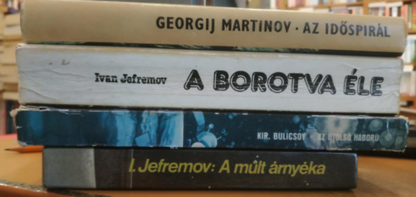 I. Jefremov, Kir Bulicsov, Georgij Martinov - 4 db orosz sci-fi: A m�lt �rny�ka; Az utols� h�bor�; A borotva �le; Az id�spir�l