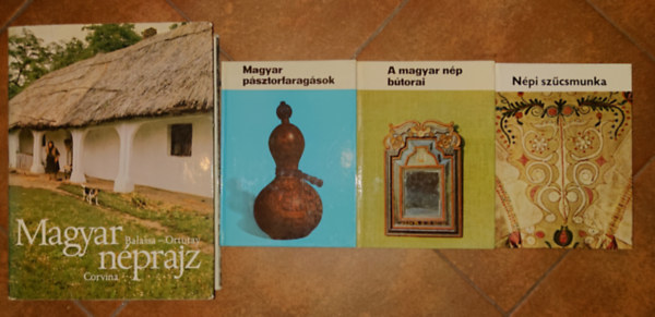 Ortutay Gyula - A Magyar N�pm�v�szet c�m� k�nyvsorozat 3 k�tete + aj�nd�k (Ortutay Gyula: Magyar n�prajz): A magyar n�p b�torai, Magyar p�sztorfarag�sok, N�pi sz�csmunka