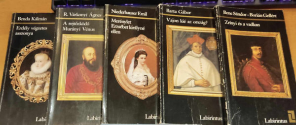 Barta G�bor, R. V�rkonyi �gnes, Bene S�ndor- Bori�n Gell�rt, Niederhauser Emil, Benda K�lm�n - 5 db Labirintus k�tet: A rejt�zk�d� Mur�nyi V�nus; Erd�ly v�gzetes asszonya; Mer�nylet Erzs�bet kir�lyn� ellen; Vajon ki� az orsz�g?; Zr�nyi �s a vadkan