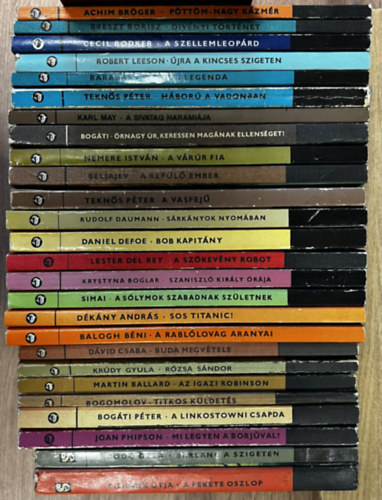 Achim Br�ger, Breszt Borisz, Cecil Bodker, Robert Leeson, Barab�s Tibor, Tekn�s P�ter, Karl May, Bog�ti P�ter, Nemere Istv�n, Beljajev, Rudolf Daumann, Daniel Defoe, Lester del Rey, Krystina Bo - 25 db Delfin k�nyv: P�tt�m-nagy K�zm�r, Div�nyi t�rt�net, A szellemleop�rd, �jra a kincses szigeten, V�gv�ri legenda, H�bor� a vadonban, A sivatag harami�ja, �rnagy �r, keressen mag�nak ellens�get!, A v�r�r fia, A rep�l� ember,