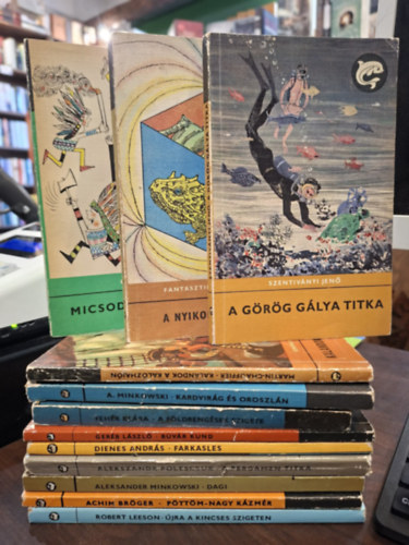 Robert Leeson, Achim Br�ger, Aleksander Minkowski, Alekszandr Polescsuk, Dienes Andr�s, Ger�b L�szl�, Feh�r Kl�ra, Ewa Lach, Szentiv�nyi Jen�, Simone Martin-Chauffier - 12 k�tet a Delfin k�nyvek sorozatb�l, K�NYVMENT� AJ�NLAT: �jra a Kincses szigeten, P�tt�m-Nagy K�zm�r, Dagi, A pergamen titka, Farkasles, B�v�r Kund,  A f�ldreng�sek szigete, Kardvir�g �s oroszl�n, Micsoda k�lyk�k!, A nyikorg� id