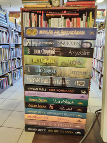 Amanda Quick, Sandra Brown, Vavyan Fabe, Julie Garwood, Thomas Steinbeck, Nora Roberts - 14db romantika KÖNYVMENTŐ AJÁNLAT: Mire éjfélt üt az óra, Az éj leple alatt, Botrány, Menyasszonyt bérelnék, Édes düh, Vad dolgok, Eltévedt levelek, Kriplikommandó, My fair lord, Ünneprontó, Halállista, Árnyéktánc, Ezüst lótusz