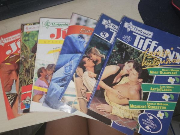 Nancy Martin- Lass Small- Lindsay McKenna, Vicki Lewis Thompson- Janice Kaiser -Donna Carlisle, Stephanie Doyle-Delores Fossen-Tina Wainscott, Joanna Mansell- Susanne McCarthy- Rosemary Hammond - 6db romantikus f�zet, 3db Tiffany �s 3db J�lia k�l�nsz�m: Forr� sz�l, �r�kbe kapott szerelem, A boldogs�g kik�t�j�ben+ Vill�mh�zass�g + Nem v�rok holnapig + J�n a baba!+ Nem adlak m�snak! - A l�lek t�kre - Beleval� �ril�ny+ I