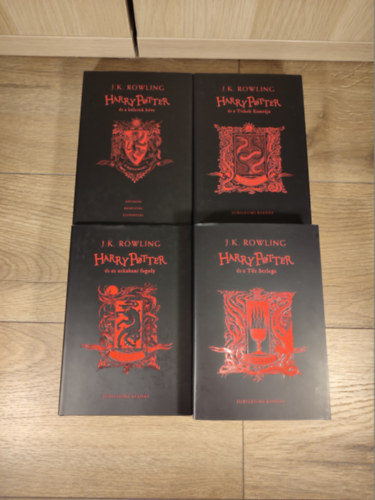 J. K. Rowling - Harry Potter Jubileumi kiad�s - Griffend�l 1-4.: Harry Potter �s a b�lcsek k�ve  + Harry Potter �s a titkok kamr�ja + Harry Potter �s az azkabani fogoly  + Harry Potter �s a T�z Serlege