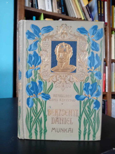 Berzsenyi D�niel - Berzsenyi D�niel munk�i    - Aranyozott, sz�nezett kiad�i eg�sz v�szonk�t�s, Magyar m�v�szek fekete-feh�r rajzaival illusztr�lva. A bor�t� dombornyomott portr�val d�sz�tve. Saj�t k�ppel