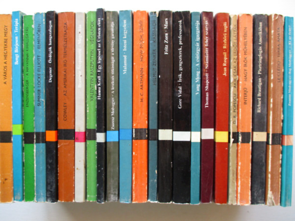 T�bb szerz� - 22 db a Modern K�nyvt�r sorozatb�l (Ki az �r�lt?, Terra amata, Pisztr�ngfog�s Amerik�ban, Nagy �r�k m�hely�ben,Akik csaka az erd�t l�tt�k,R�zb�r� napl�,Sz�m�z�tt feh�r szarvas, A csirizgy�r igazgat�ja, Mars, Kassbach, How muc