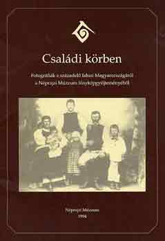 Családi körben (Fotográfiák a századelő falusi Magyarországáról a Néprajzi Múzeum fényképegyűjteményéből)