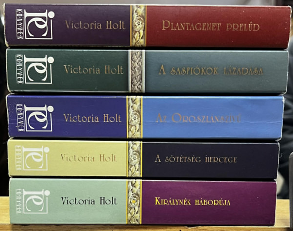 Victoria Holt (Jean Plaidy) - Plantagenet Saga 1-5.: Plantagenet prel�d, A sasfi�kok l�zad�sa, Az oroszl�nsz�v�, A s�t�ts�g hercege, Kir�lyn�k h�bor�ja