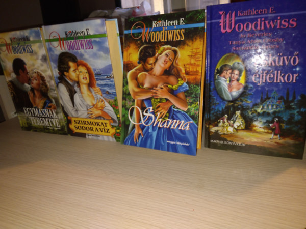 Kathleen E. Woodiwiss - Kathleen E. Woodiwiss KNYVMENT AJNLAT: Egymsnak teremtve, Szirmokat sodor a vz, Shanna, Eskv jflkor