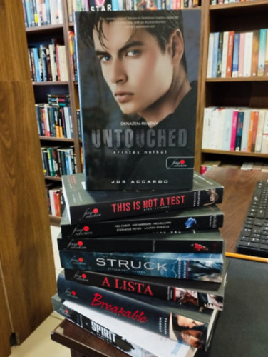 Jus Accardo, Courtney Summers, Meg Cabot, Polly Shulman, Jennifer Bosworth, Manon Fargetton, Tammara Webber, Brigid Kemmerer - Piros pttys Knyvmolykpzs csomag- 8 db: Szellem, Trkeny, A lista, Villmtl sjtva, Rajongs, Pokoli bljszakk, les helyzet, rints nlkl