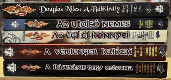 Douglas Niles, Linda P. Baker, Nancy Varian Berberick, Fergus Ryan, Richard A. Knaak - Dragonlance: Koszhbor ciklus II-VI.: Az utols nemes, Az gi j knnyei, A bbkirly, A vrtenger kalzai, A Rsernts-hegy ostroma