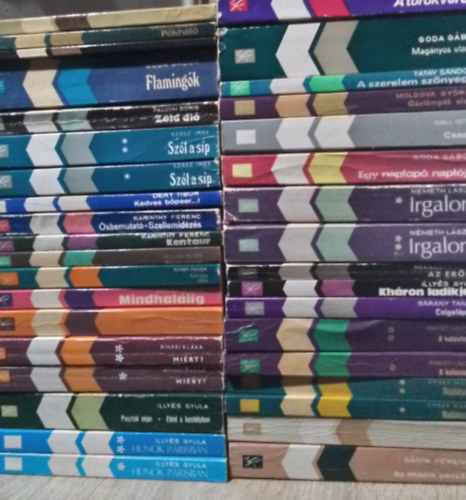 Snta Ferenc, Kertsz kos, Ember Mria, Marti Lajos, Brny Tams, Illys Gyula, Herndi Gyula, Nmeth Lszl, Goda Gbor, Gll Istvn, Moldova Gyrgy, Tatay Sndor, ...s mg so - Szpirodalmi Zsebknyvtr knyvcsomag (36db) Az tdik pecst, Siktor, Hajtkanyar I-II., A kolostor I-II., csigalpcs, Khron ladikjn, Az erd, Irgalom I-II., Egy naplop naplja, Csapda, Gzlmpk alatt, A szerelem sznyege,