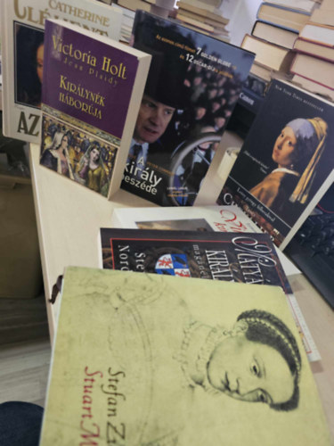 Victoria Holt, Catherine Clment, Mark Logue - Peter Conradi, Tracy Chevalier, Stefan Zweig, Steve Nording, Lytton Strachey - 7db-os trtnelmi regny KNYVMENT AJNLAT: Kirlynk hborja+ Az rn+ A kirly beszde+ Leny gyngy flbevalval+ Stuart Mria+ Mtys kirly magnlete+ Viktria kirlyn