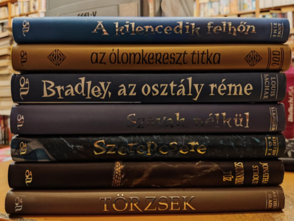 Louis Sachar, Anne Fine, Jonathan Stroud, E. L. Konigsburg, Arthur Slade, Avi Krispin, Kirsten Boie - 7 db ifj�s�gi: A kilencedik felh�n; Az �lomkereszt titka; Bradley, az oszt�ly r�me; Szavak n�lk�l; Szerepcsere (Mai koldus �s kir�lyfi); Szunnyad� t�z; T�rzsek;