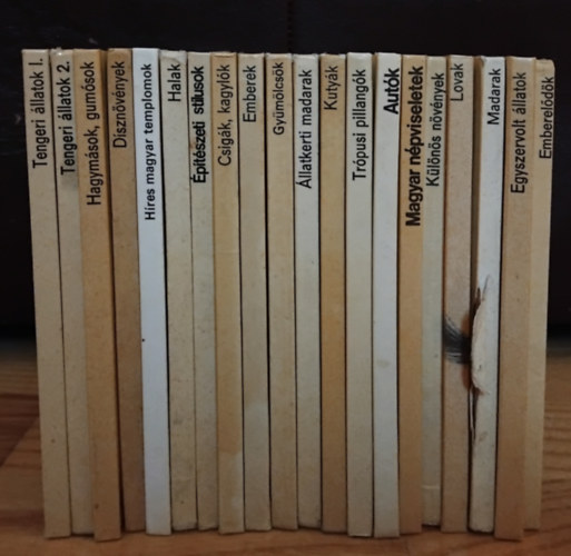 20db Búvár zsebkönyv : Tengeri állatok 1. - Tengeri állatok 2. - Hagymások, gumósok - Dísznövények - Híres magyar templomok - Halak - Építészeti stílusok - Csigák, kagylók - Emberek - Gyümölcsösök - Állatkerti madarak - Kutyák